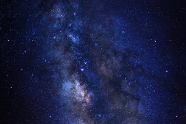 Yıldızlı gece gökyüzü, yıldızlar ve uzay tozu ile Samanyolu 