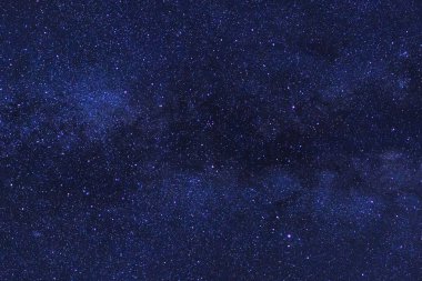 Yıldızlı gece gökyüzü, yıldızlar ve uzay tozu ile Samanyolu 