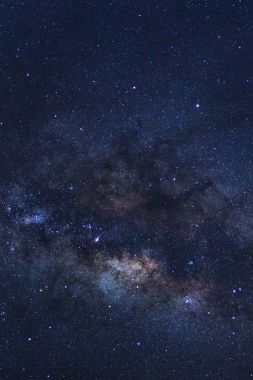 Yıldızlı gece gökyüzü, yıldızlar ve uzay tozu ile Samanyolu 