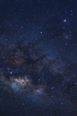 Yıldızlı gece gökyüzü, yıldızlar ve uzay tozu ile Samanyolu 