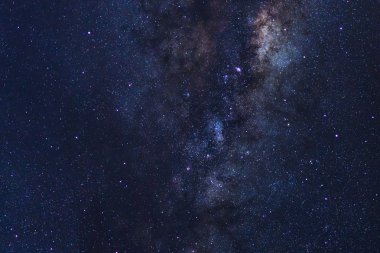 Yıldızlı gece gökyüzü, yıldızlar ve uzay tozu ile Samanyolu 