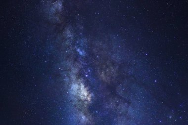 Yıldızlı gece gökyüzü, yıldızlar ve uzay tozu ile Samanyolu 