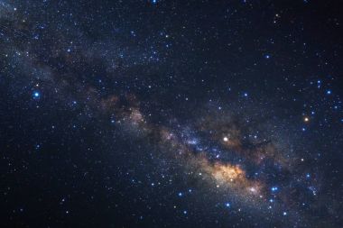 Kainatta yıldızlar ve uzay tozuyla Samanyolu Galaksisi