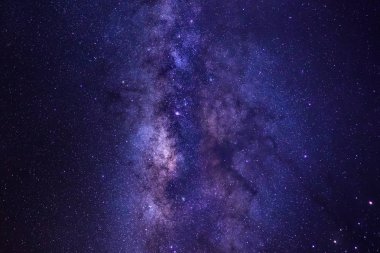 Kainatta yıldızlar ve uzay tozuyla Samanyolu Galaksisi