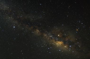 Kainatta yıldızlar ve uzay tozuyla Samanyolu Galaksisi