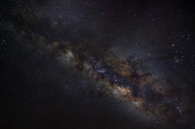 Kainatta yıldızlar ve uzay tozuyla Samanyolu Galaksisi