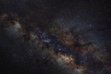 Kainatta yıldızlar ve uzay tozuyla Samanyolu Galaksisi