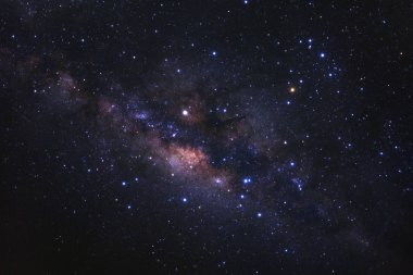 Kainatta yıldızlar ve uzay tozuyla Samanyolu Galaksisi