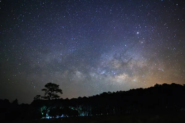 Via leitosa galáxia e silhueta de árvore com nuvem em Phu Hin Ro — Fotografia de Stock