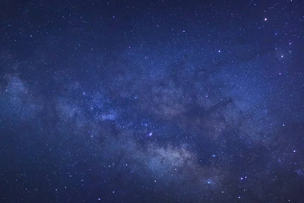 Galaxie clairement laiteuse avec des étoiles et de la poussière de l'espace dans le foie — Photo