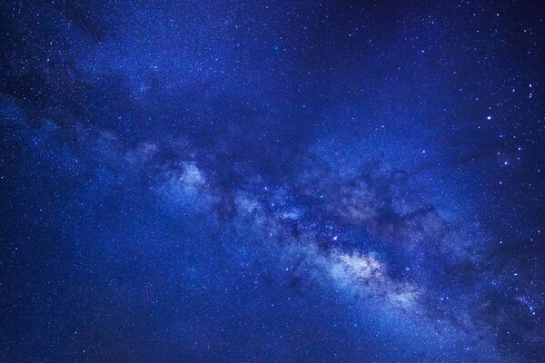 Закрытие явно молочной галактики со звездами и космической пылью
