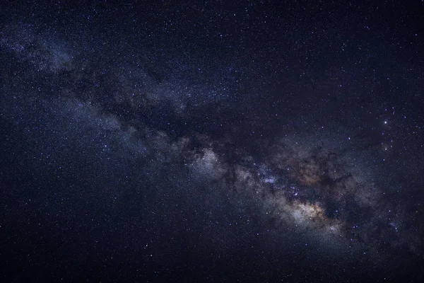 Galaxie clairement laiteuse avec des étoiles et de la poussière de l'espace dans le foie — Photo