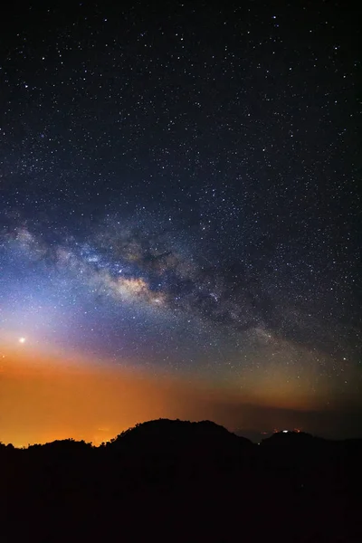 Cielo nocturno estrellado con alta montaña y galaxia de la Vía Láctea con sta — Foto de Stock