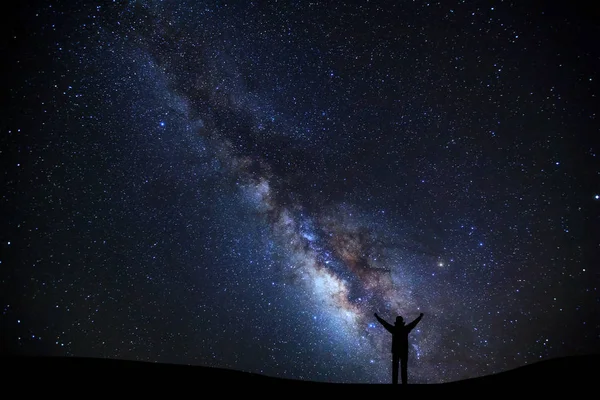 Paisagem com forma leitosa, Céu noturno com estrelas e silhueta de — Fotografia de Stock