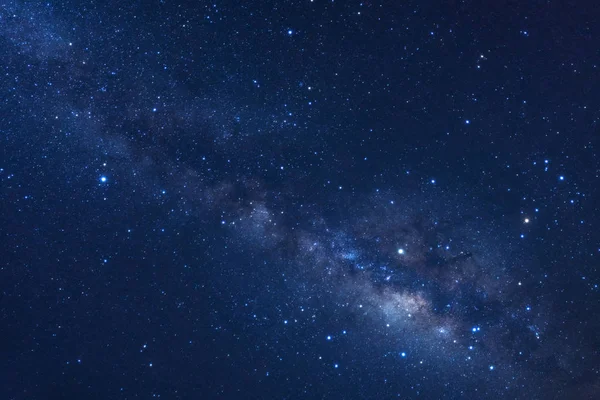Kainatta yıldızlar ve uzay tozuyla Samanyolu Galaksisi 