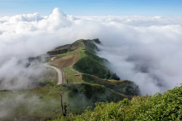Landscape mist and beautiful mountain scenery in Phutabberk Phet — Stock Photo, Image