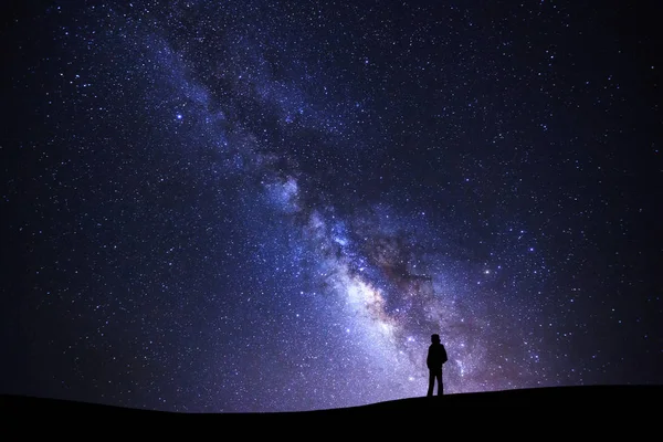 Paisaje con galaxia Vía Láctea, Cielo nocturno estrellado con estrellas y — Foto de Stock
