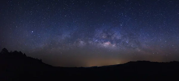 Panorama Galaxia de la Vía Láctea con estrellas y polvo espacial en la unidad — Foto de Stock