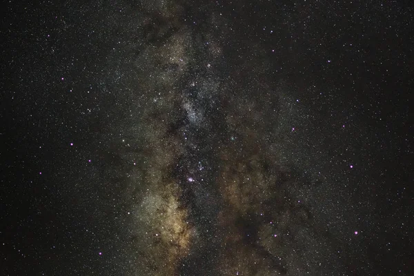 Ciel étoilé nocturne, galaxie de la Voie lactée avec étoiles et poussière d'espace — Photo