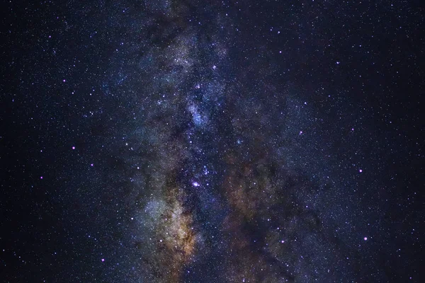 Cielo nocturno estrellado, galaxia Vía Láctea con estrellas y polvo espacial en — Foto de Stock