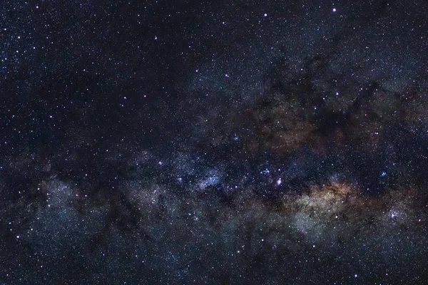 Cielo nocturno estrellado, galaxia Vía Láctea con estrellas y polvo espacial en —  Fotos de Stock