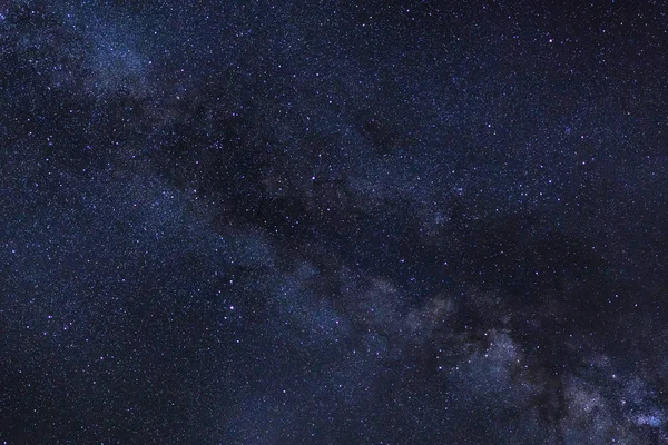 Céu estrelado noite, Via Láctea galáxia com estrelas e poeira espacial em — Fotografia de Stock