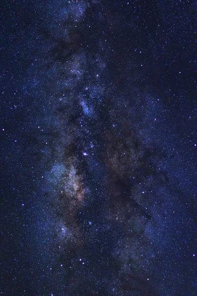 星空を眺め、星と宇宙の塵に天の川銀河 — ストック写真