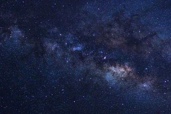 Céu estrelado noite, Via Láctea galáxia com estrelas e poeira espacial em — Fotografia de Stock