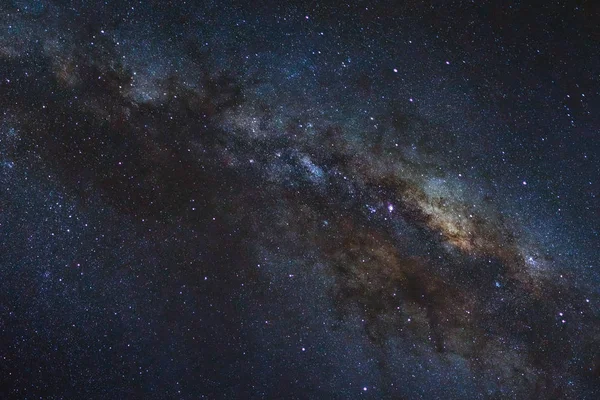 Céu estrelado noite, Via Láctea galáxia com estrelas e poeira espacial em — Fotografia de Stock