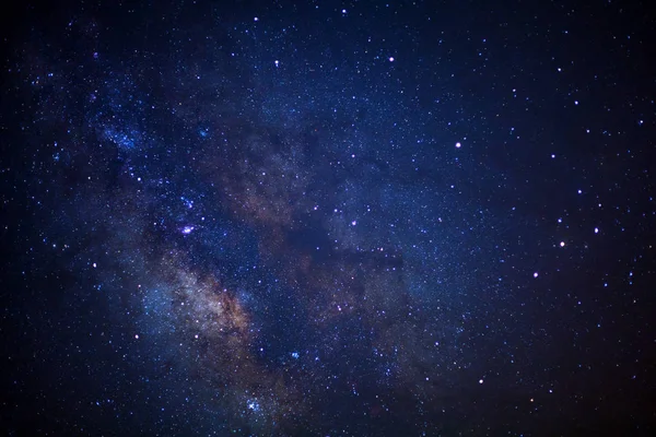 Close up de Via Láctea galáxia com estrelas e poeira espacial no un — Fotografia de Stock