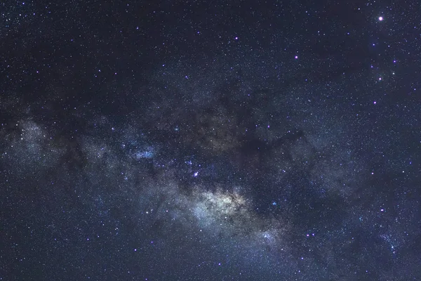 Céu estrelado noite, Via Láctea galáxia com estrelas e poeira espacial em — Fotografia de Stock