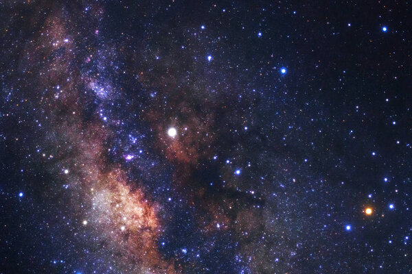 Закрытие галактики Млечного Пути со звездами и космической пылью в недрах
