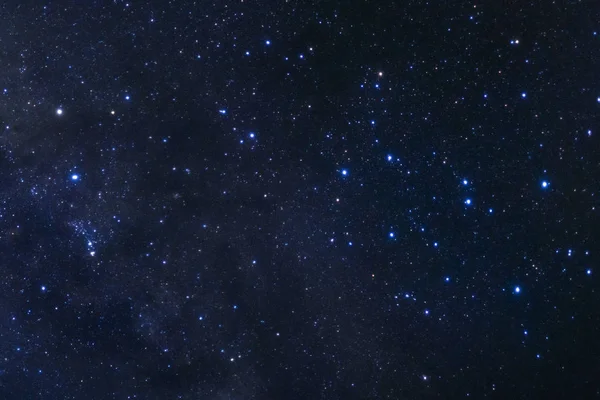 Yıldızlı gece gökyüzü, yıldızlar ve uzay tozu ile Samanyolu 