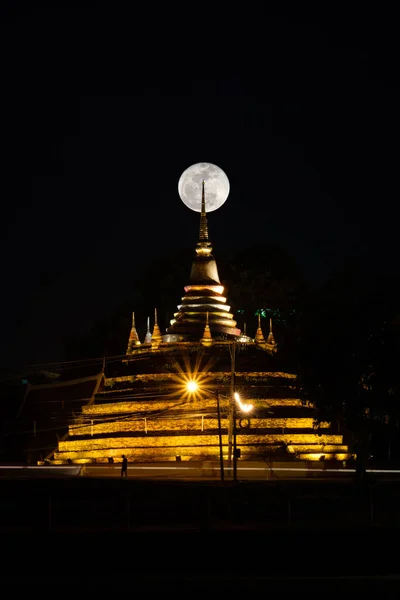 Super měsíc na noční obloze a silueta starobylé pagoda je název — Stock fotografie