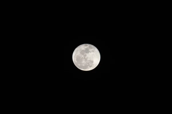 Full moon over dark black sky at night. — Stock Photo, Image