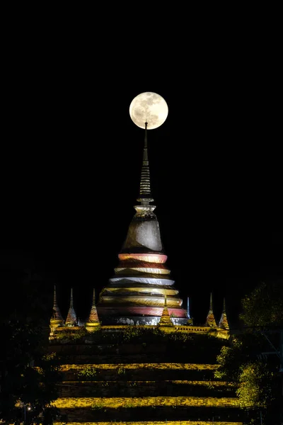 Super Księżyc w nocne niebo i sylwetka starożytnych pagoda jest nazwa — Zdjęcie stockowe