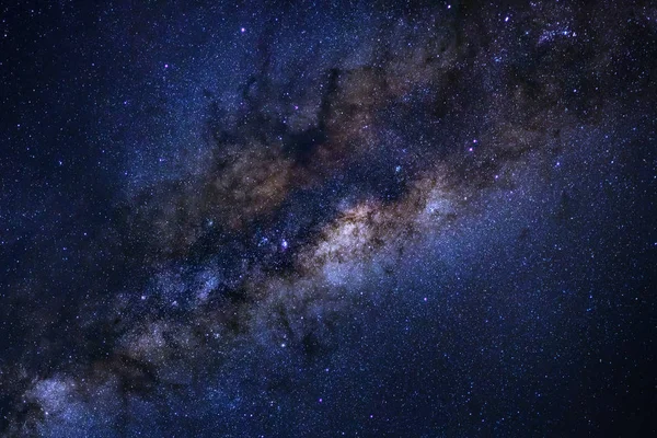 Linnunradan galaksi tähtien ja avaruuden pölyä maailmankaikkeudessa — kuvapankkivalokuva