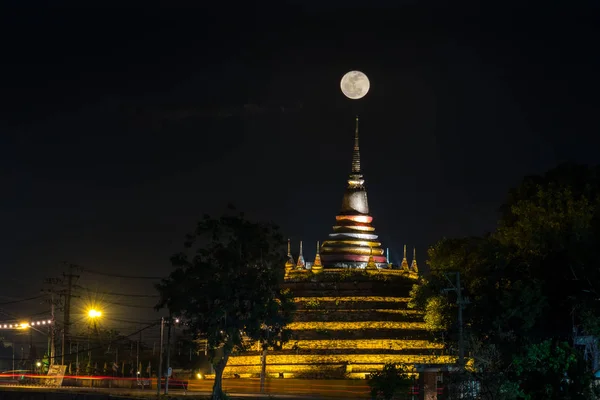 Super měsíc na noční obloze a silueta starobylé pagoda je název — Stock fotografie