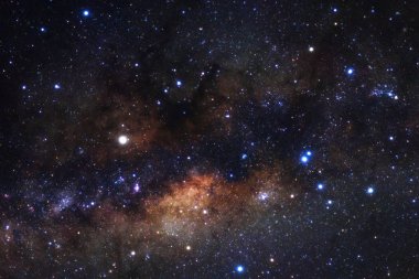 Kainatta yıldızlar ve uzay tozuyla Samanyolu Galaksisi