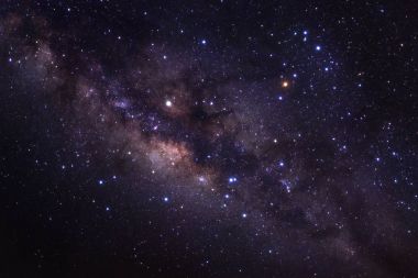 Kainatta yıldızlar ve uzay tozuyla Samanyolu Galaksisi