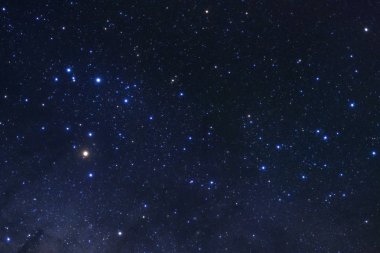 Kainatta yıldızlar ve uzay tozuyla Samanyolu Galaksisi