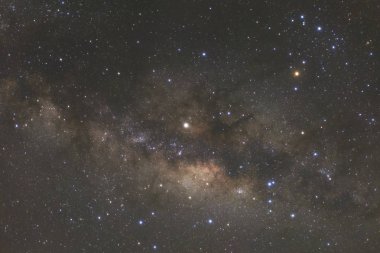 Kainatta yıldızlar ve uzay tozuyla Samanyolu Galaksisi