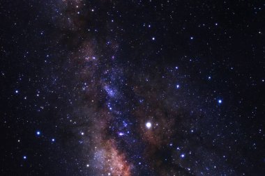 Kainatta yıldızlar ve uzay tozuyla Samanyolu Galaksisi