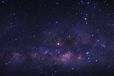 Kainatta yıldızlar ve uzay tozuyla Samanyolu Galaksisi