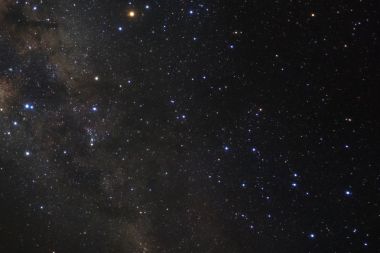 Kainatta yıldızlar ve uzay tozuyla Samanyolu Galaksisi