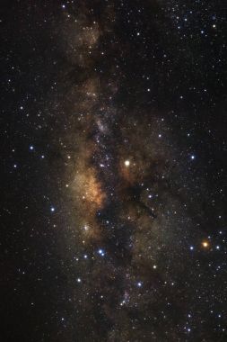 Kainatta yıldızlar ve uzay tozuyla Samanyolu Galaksisi