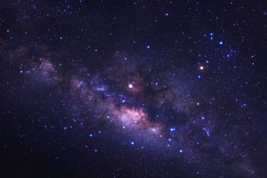 Kainatta yıldızlar ve uzay tozuyla Samanyolu Galaksisi