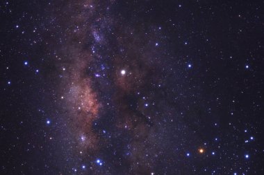 Kainatta yıldızlar ve uzay tozuyla Samanyolu Galaksisi