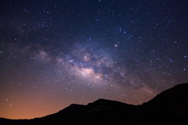 Dağ su önce bir gece gökyüzü üzerinde üzerinde güzel Samanyolu Gökadası