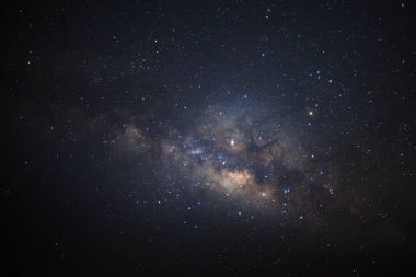 Kainatta yıldızlar ve uzay tozuyla Samanyolu Galaksisi 